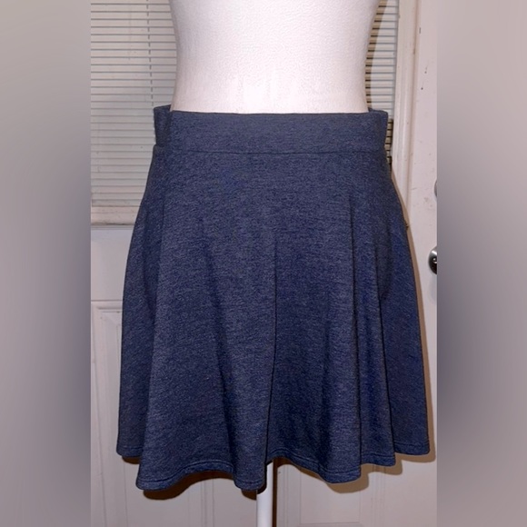Forever 21: Short Skirt/Blue Denim Color/Large New - Picture 2 of 4